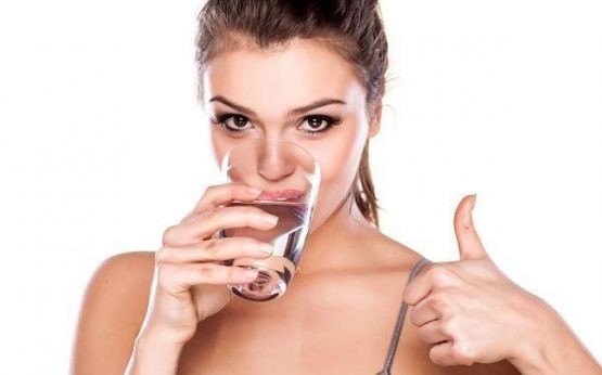 Uống nhiều nước giúp giảm phù nề chân hiệu quả