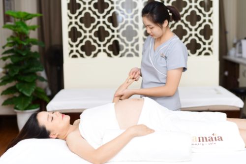 Mẹ bầu Minh Trang massage bầu tại Maia