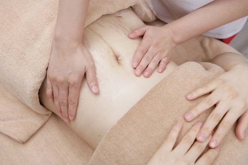 Lợi ích của massage cho mẹ sau sinh