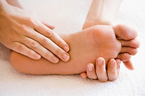 Chăm sóc bà bầu 2 tháng cuối: tích cực massage chân