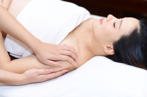 Chăm sóc bà bầu ở Nhật rất chú trọng massage