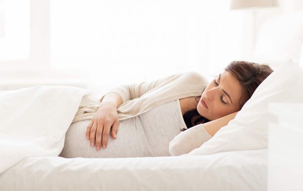 Bà bầu phù chân tháng cuối thai kỳ nên làm gì?