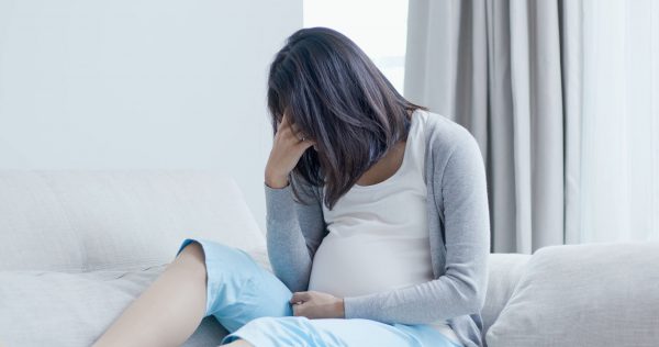 Bà bầu bị đau đầu tháng cuối nên làm gì?