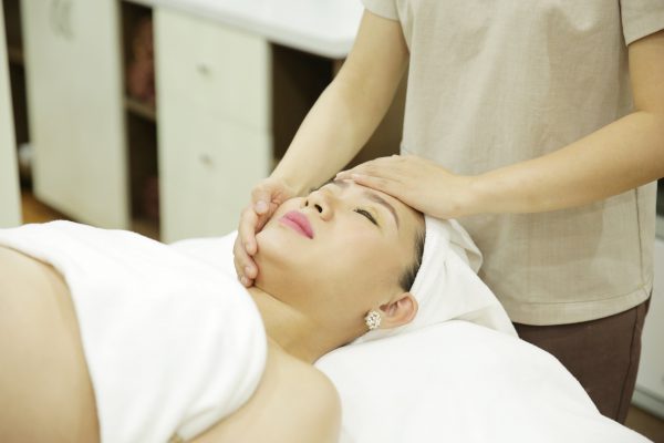 Massage chăm sóc da cho bà bầu theo quy trình tại Mama Maia Spa