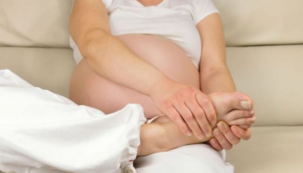 Phù chân khi mang thai có nguy hiểm không? Biện pháp cải thiện tình trạng này