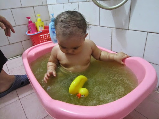 Tắm cho trẻ sơ sinh có nên cho muối