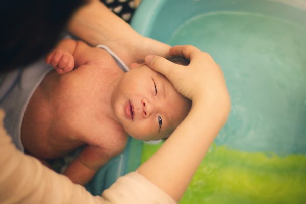 Tắm cho trẻ sơ sinh bị nước vào tai phải làm gì