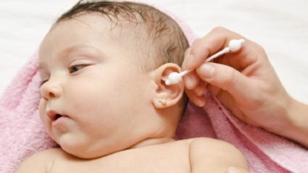 Tắm cho trẻ sơ sinh bị nước vào tai phải làm gì