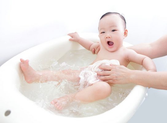 Tắm cho trẻ sơ sinh có nên cho muối
