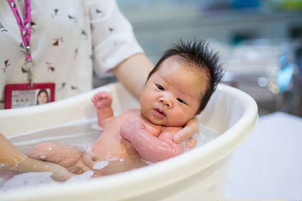 Dịch vụ tắm cho trẻ sơ sinh tại hà nội