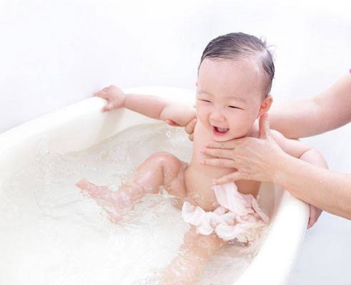 Tắm bé sơ sinh mấy giờ tốt nhất