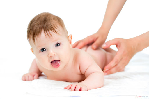 Hướng dẫn cách massage bụng cho trẻ sơ sinh