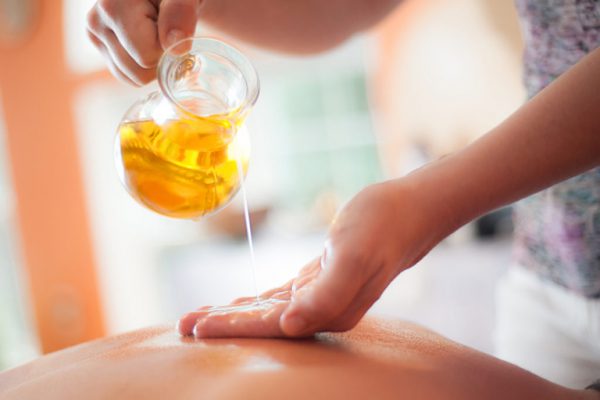 Sử dụng dầu massage giảm mỡ bụng có tốt không