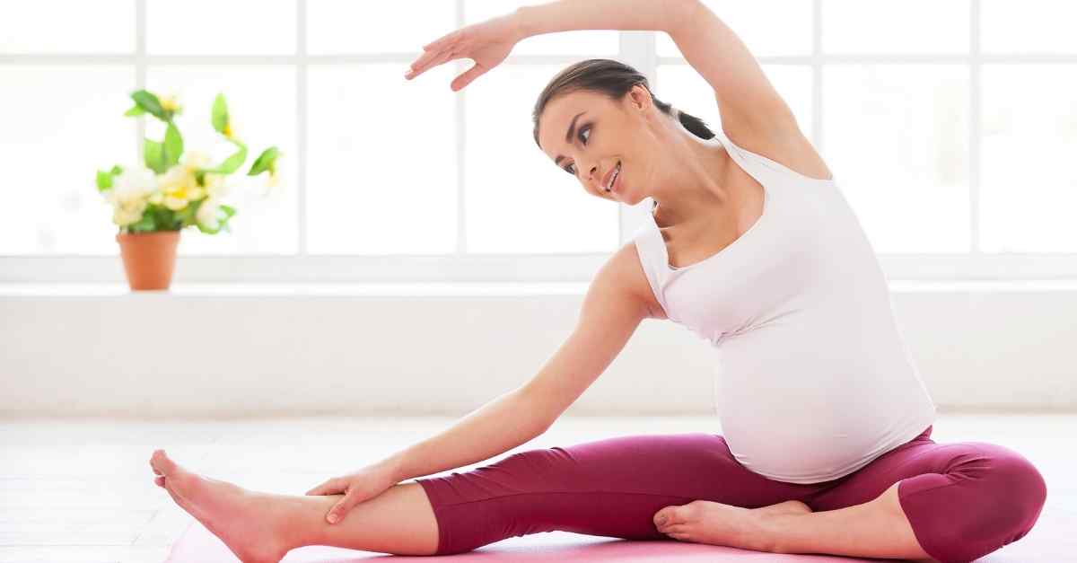 Làm gì để giúp mẹ giảm phù chân khi mang thai tháng cuối?