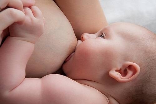 Cách giãn cữ bú cho trẻ sơ sinh vào buổi đêm