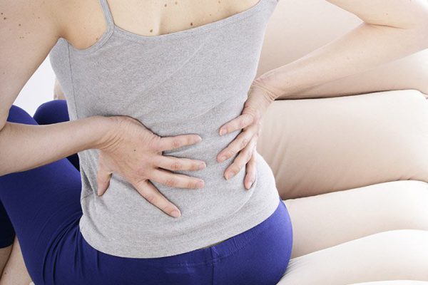 Mẹ nên làm gì để giảm đau lưng sau sinh?